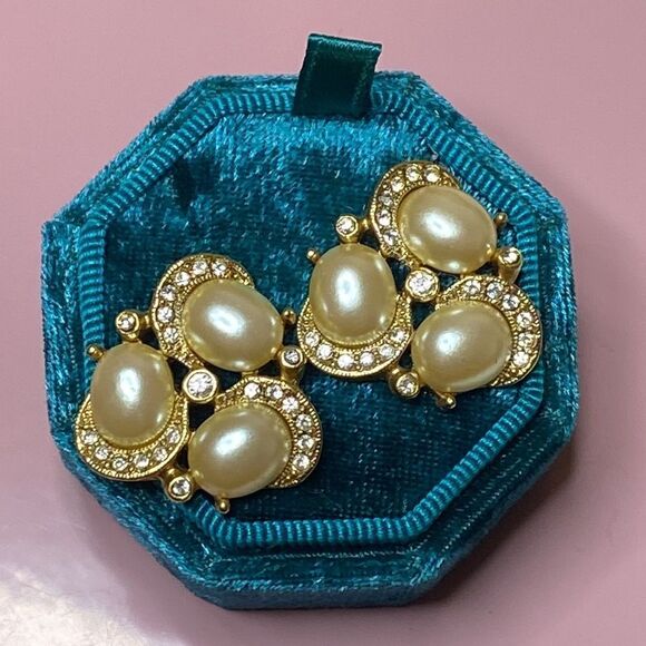 💛 Vintage 1928 Gold Tone Faux Pearl & CZ Earrings - Picture 2 of 6